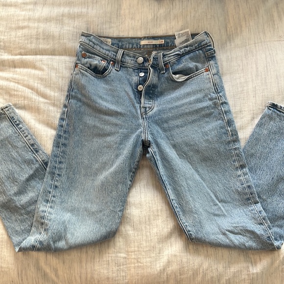 Levi WEDGIE STRAIGHT FIT WOMEN'S JEANS - Picture 4 of 6